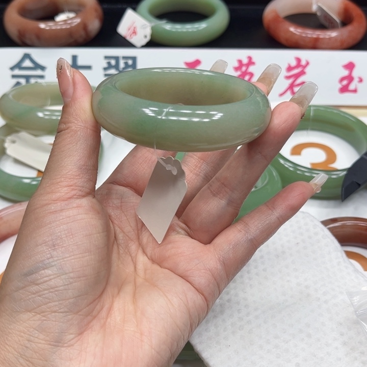 未镶嵌手镯石英质玉