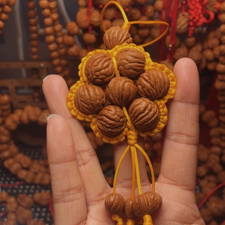 ****女木质类龙纹桃枭挂件