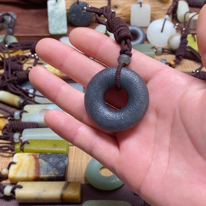 蛇纹石玉挂件未镶嵌万**生