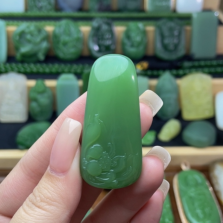 和田玉未镶嵌颈饰粉绿·莲花