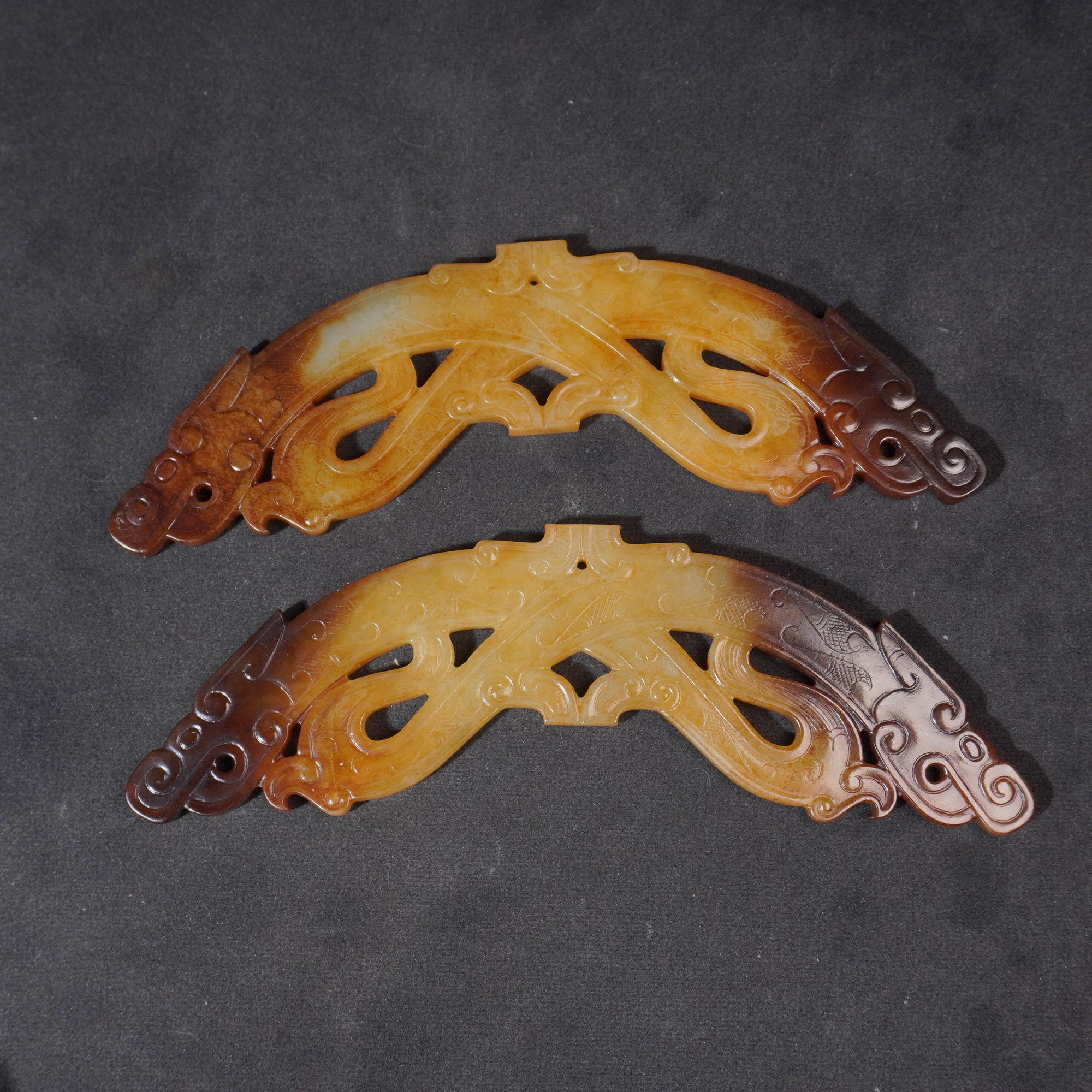 4SQ2 明 和田玉双龙首玉璜一组