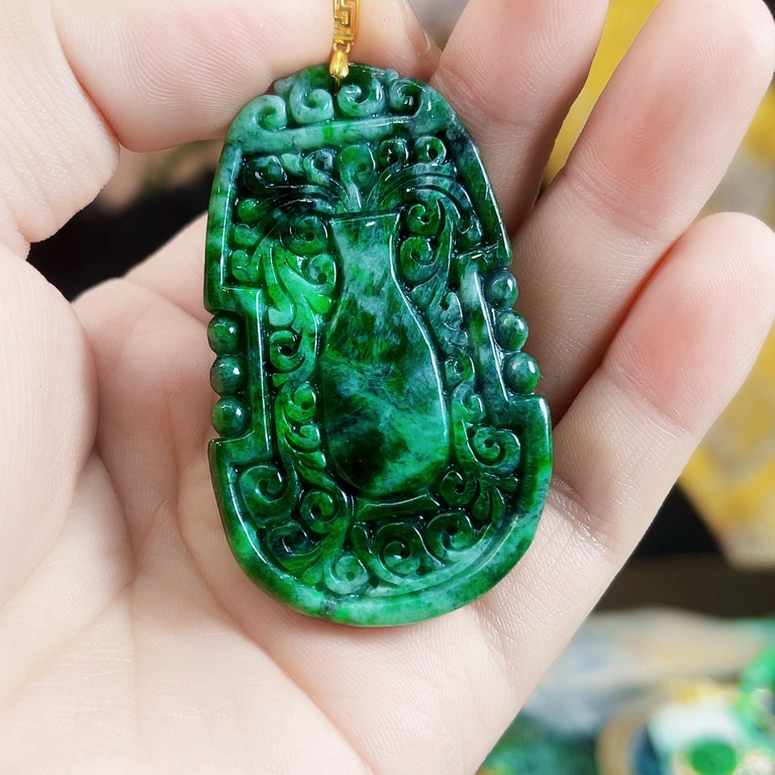 翡翠18K金镶嵌颈饰吊坠