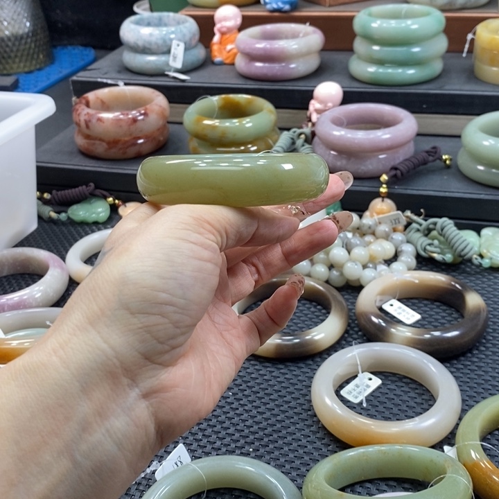 未镶嵌手镯石英岩玉忧****?