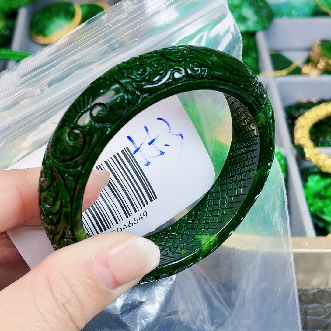 翡翠颈饰未镶嵌手镯