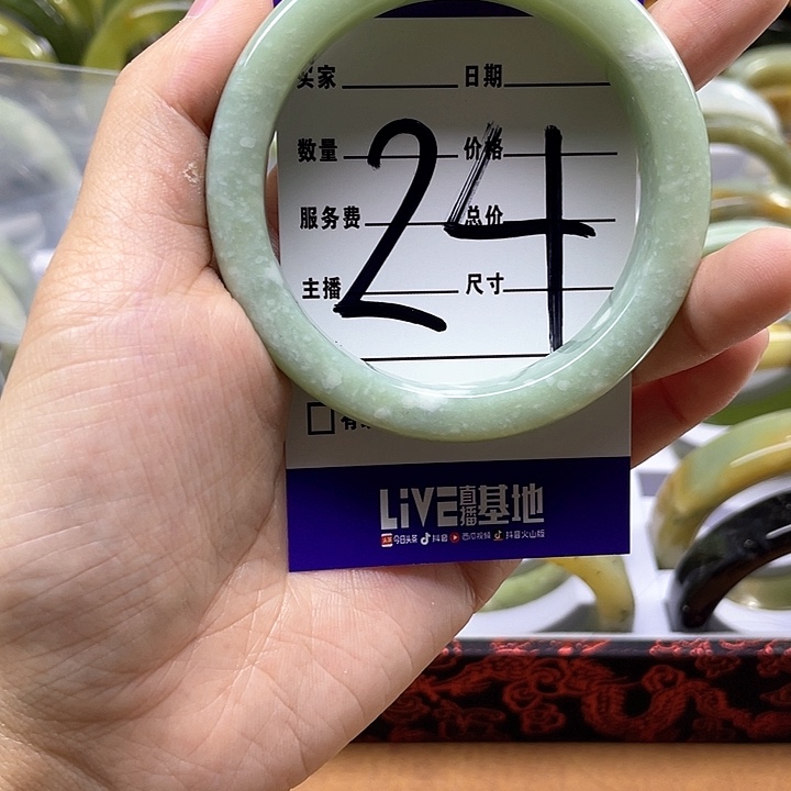 蛇纹石玉手镯合金妖****巴