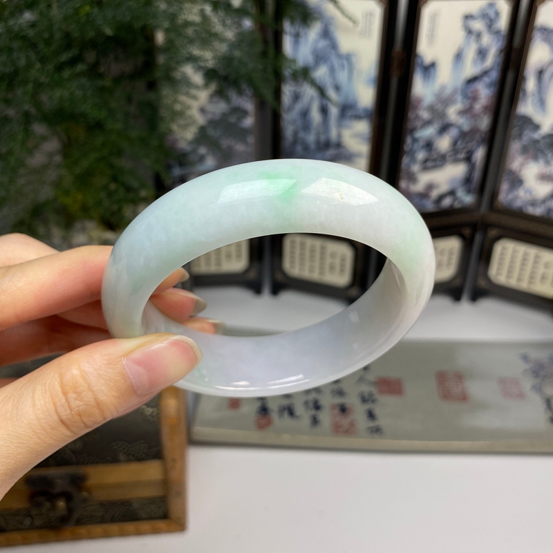 60.5大圈口 老种飘绿白底青牛奶底正圈手镯 天然翡翠A货手镯