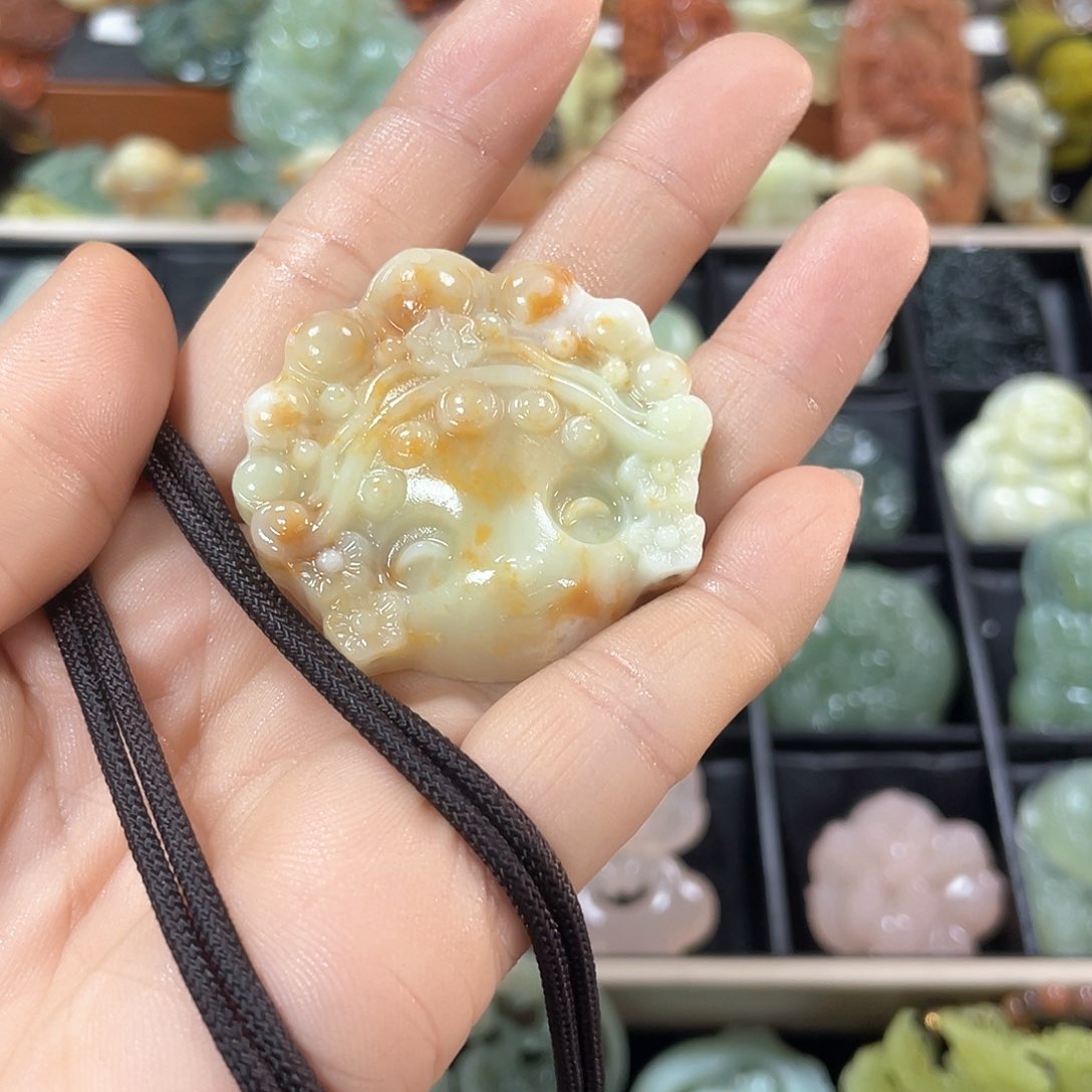 蛇纹石玉颈饰未镶嵌