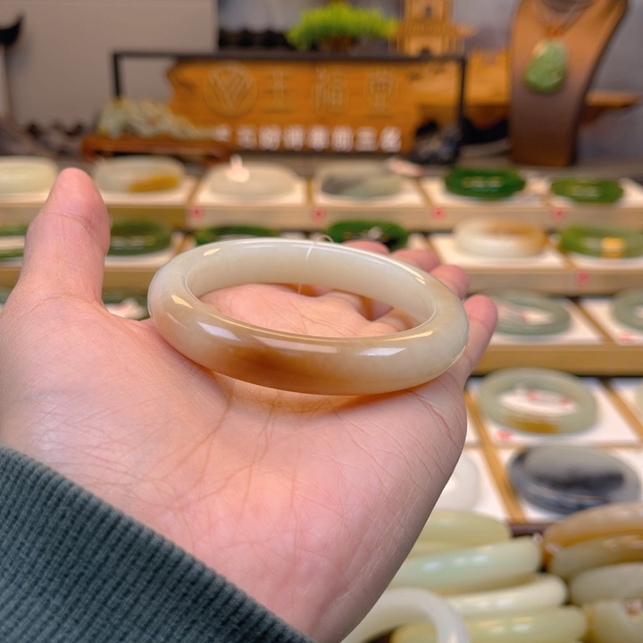 和田玉手镯未镶嵌白**瑕