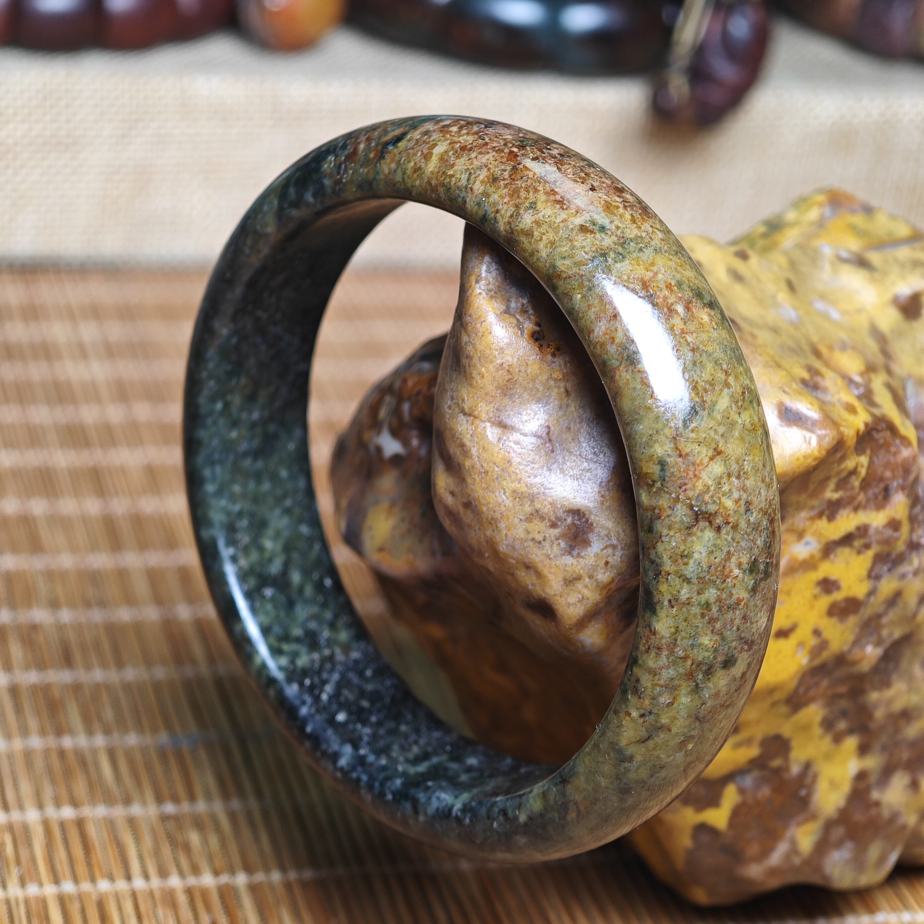 天然河磨玉手镯，女士玉镯子。内径60.4mm(出河磨玉证书)