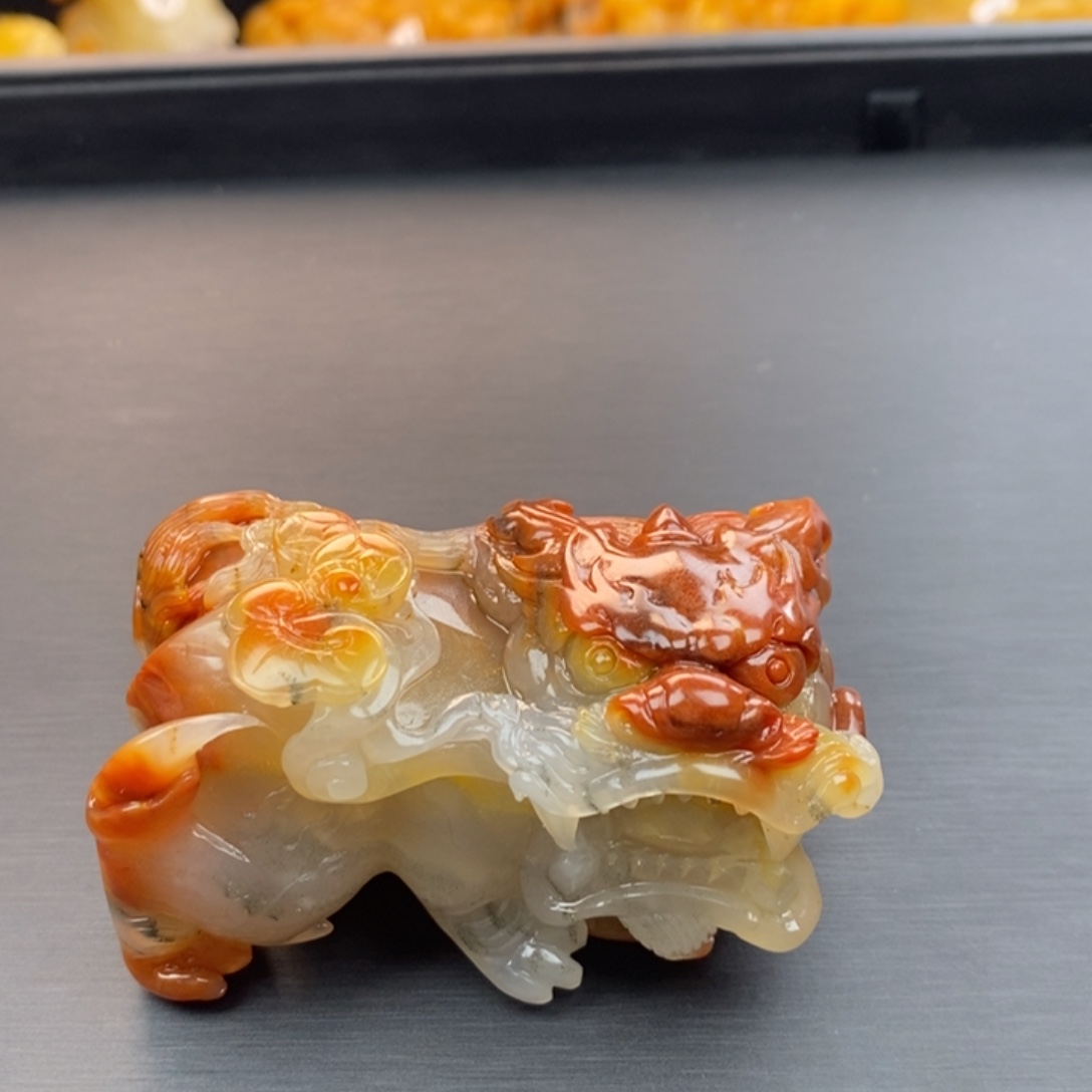 人***。石英质玉（黄龙玉）未镶嵌颈饰
