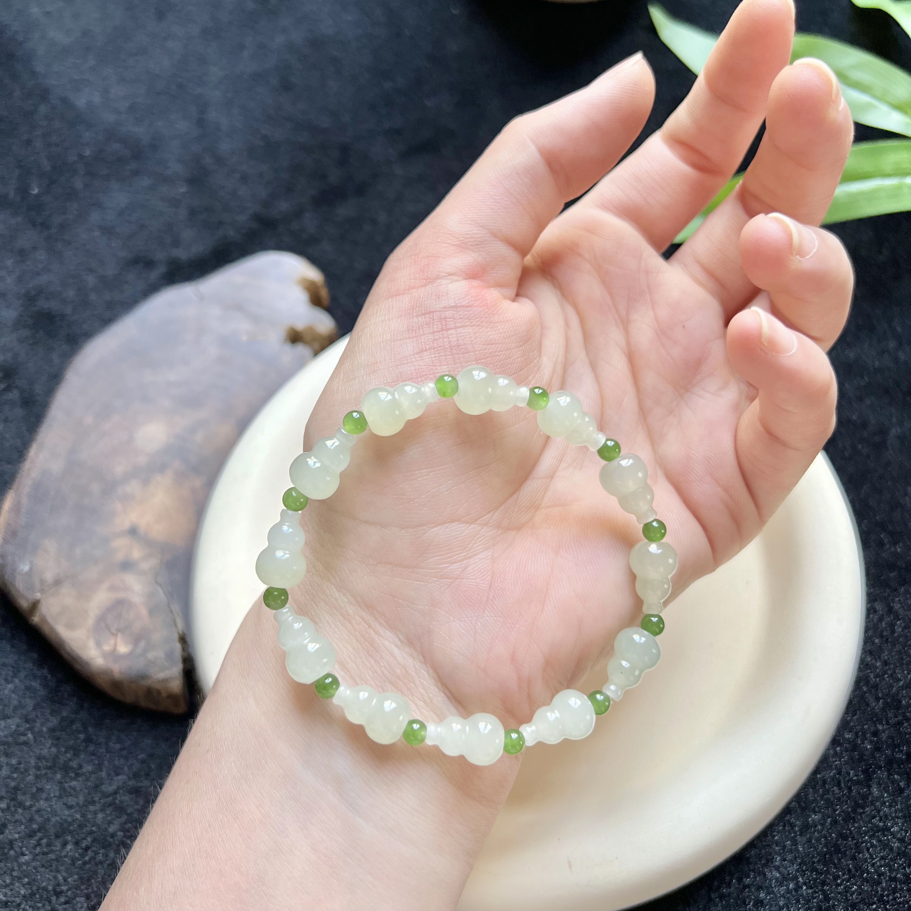 XB003天然正宗和田玉精美单圈卡12*8m葫芦手串 多样性发其一