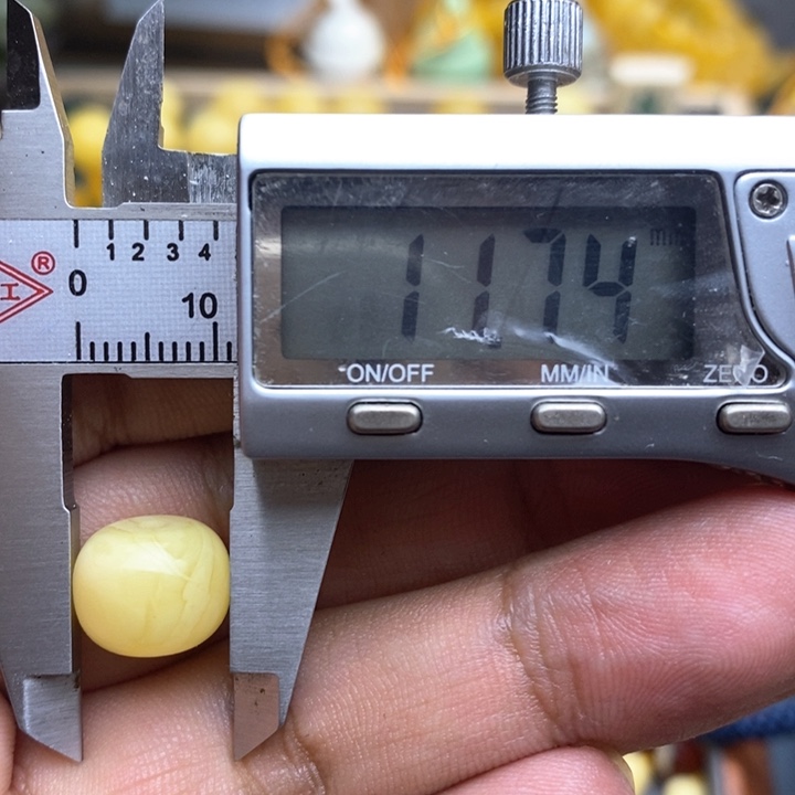 琥珀裸石未镶嵌30号11.7*9.2微瑕孔1.8