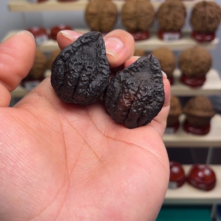 嘉***.核桃文玩铁核桃金蟾塔