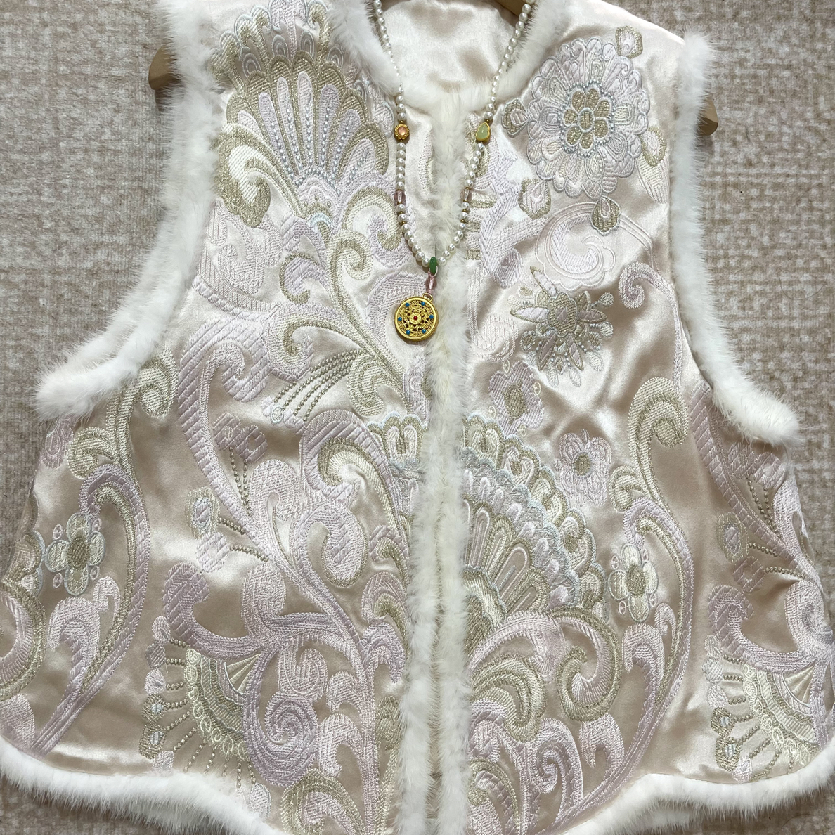 【宝翎】水貂毛宽松植物花卉提花常规女圆领马夹国风复古绣花