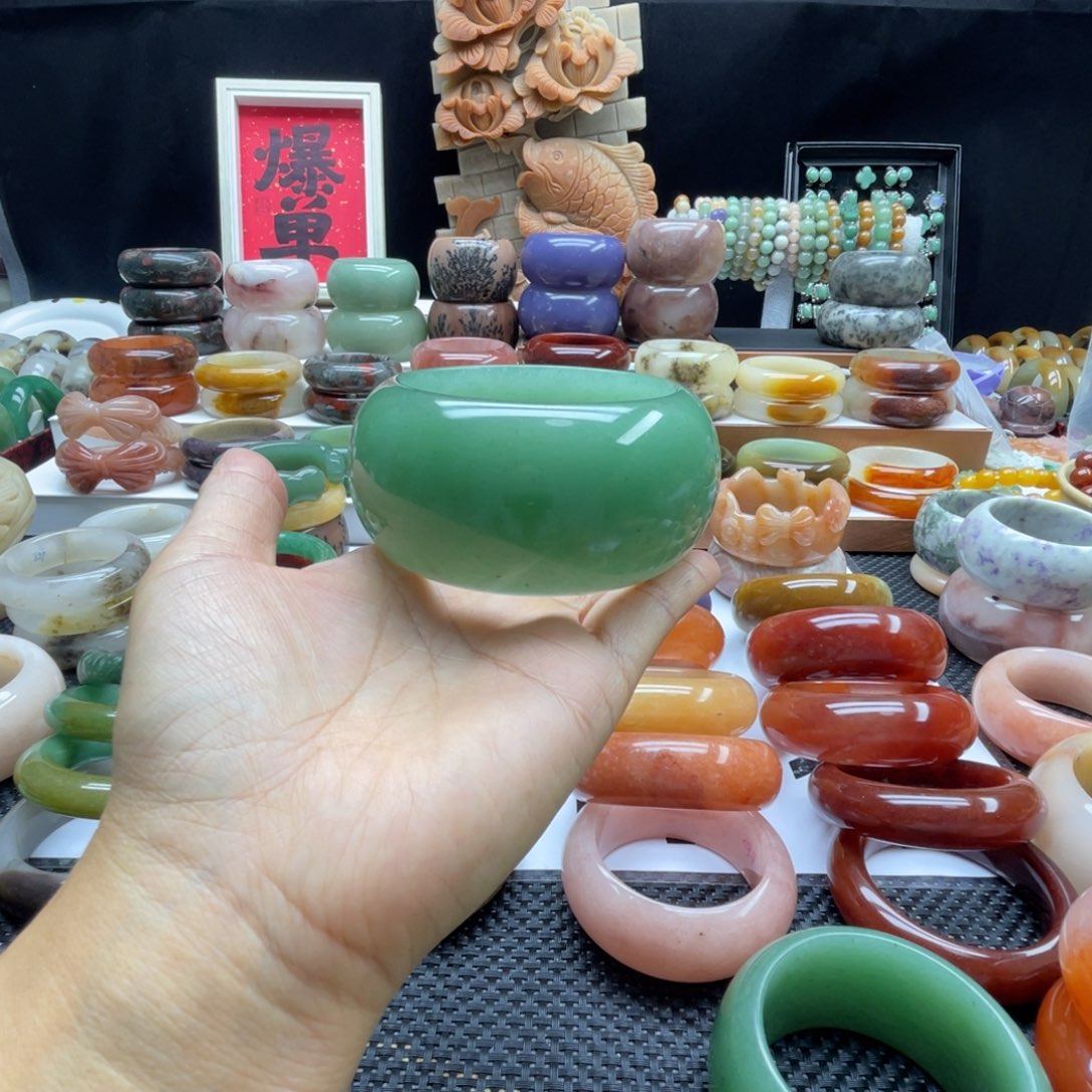 开***我石英岩玉未镶嵌手镯