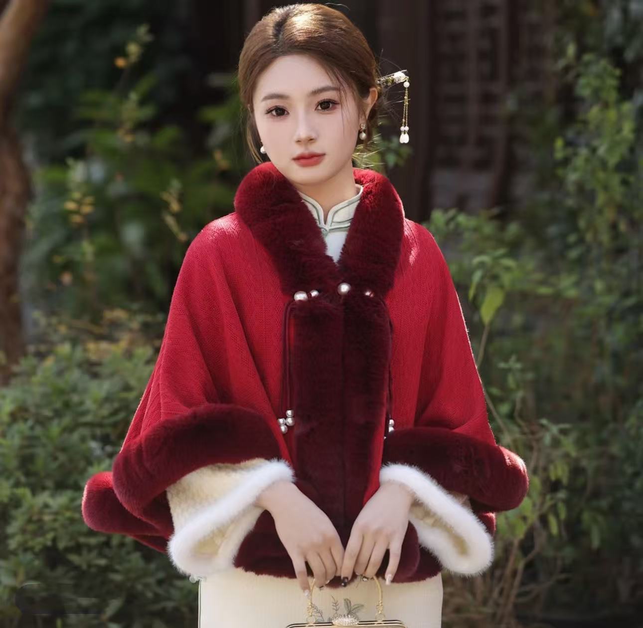 红色毛绒披肩新中式