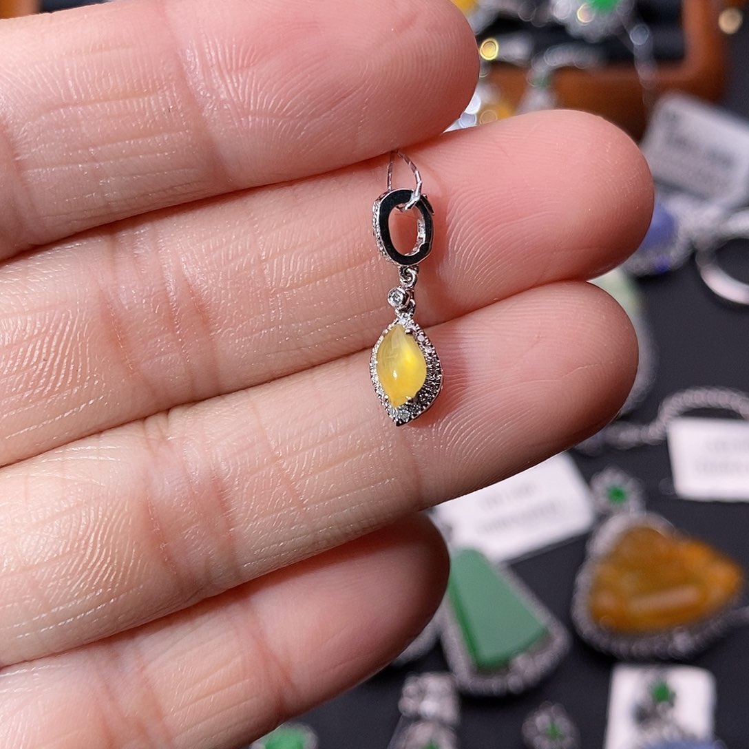 翡翠颈饰18K金镶嵌星***光吊坠