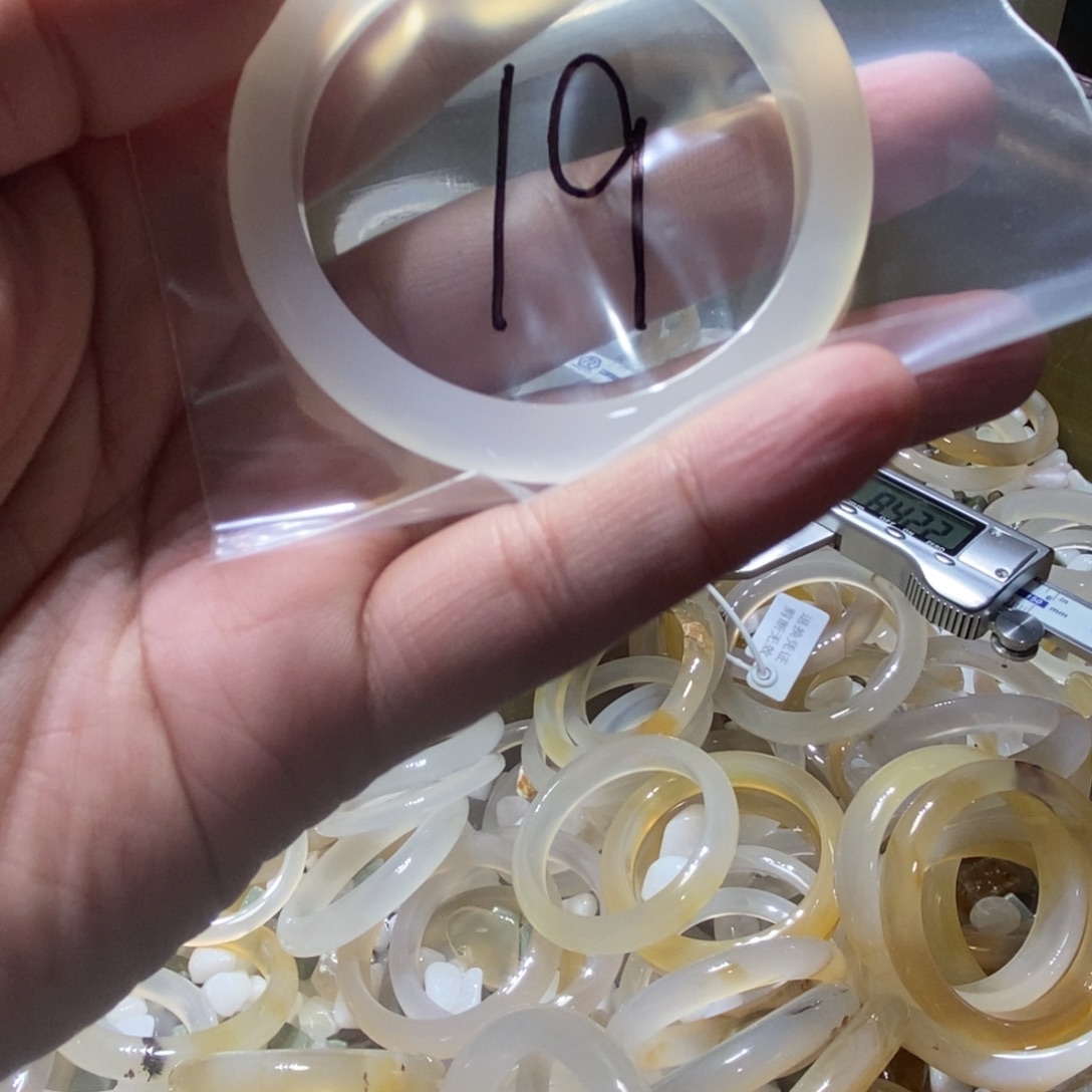 小***）玛瑙/玉髓未镶嵌手镯19号