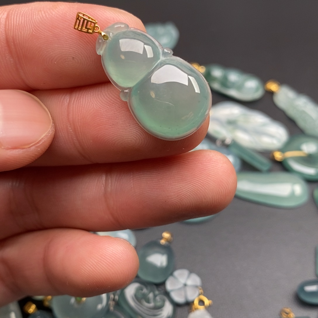 颈饰18K金镶嵌翡翠