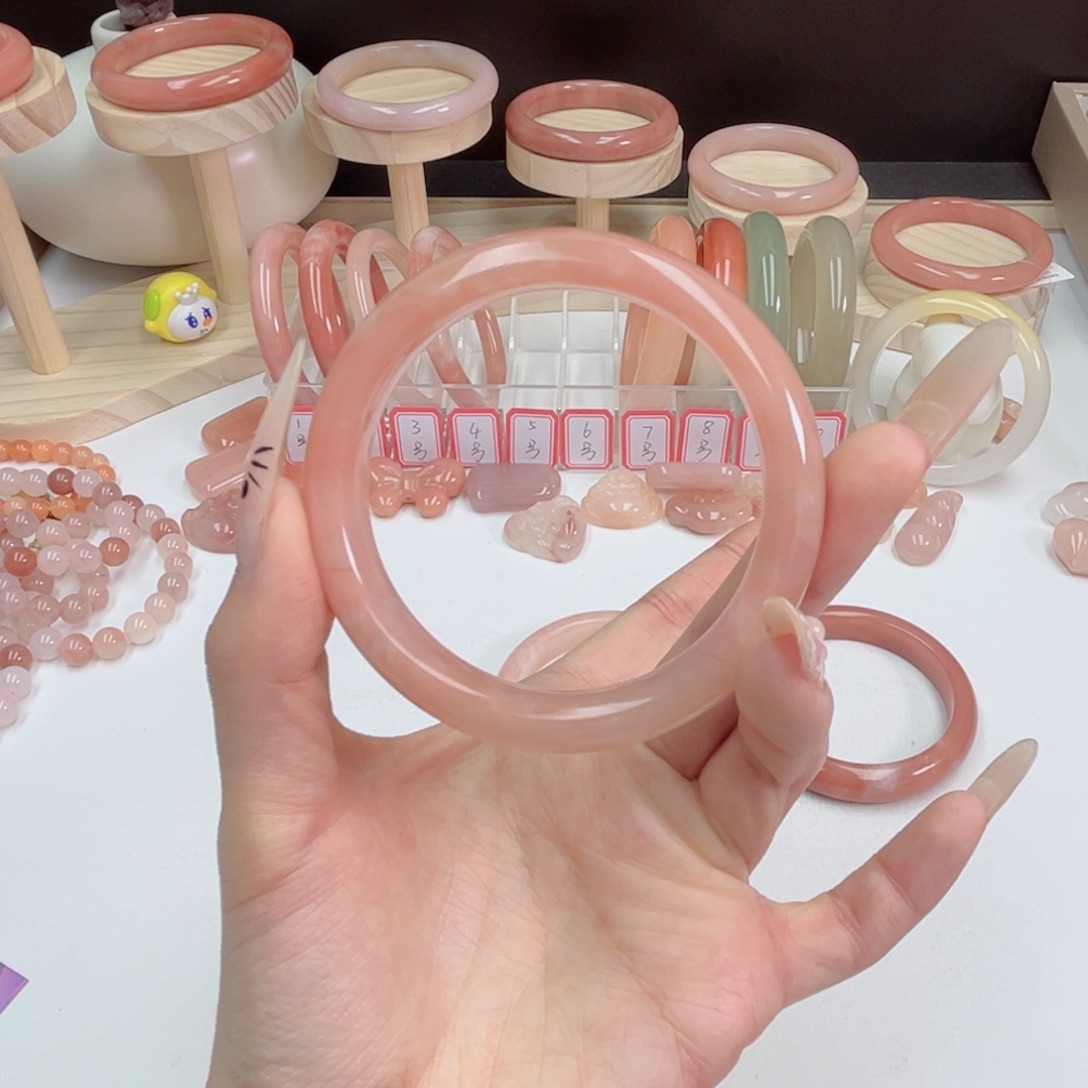 霸***》石英质玉未镶嵌手镯