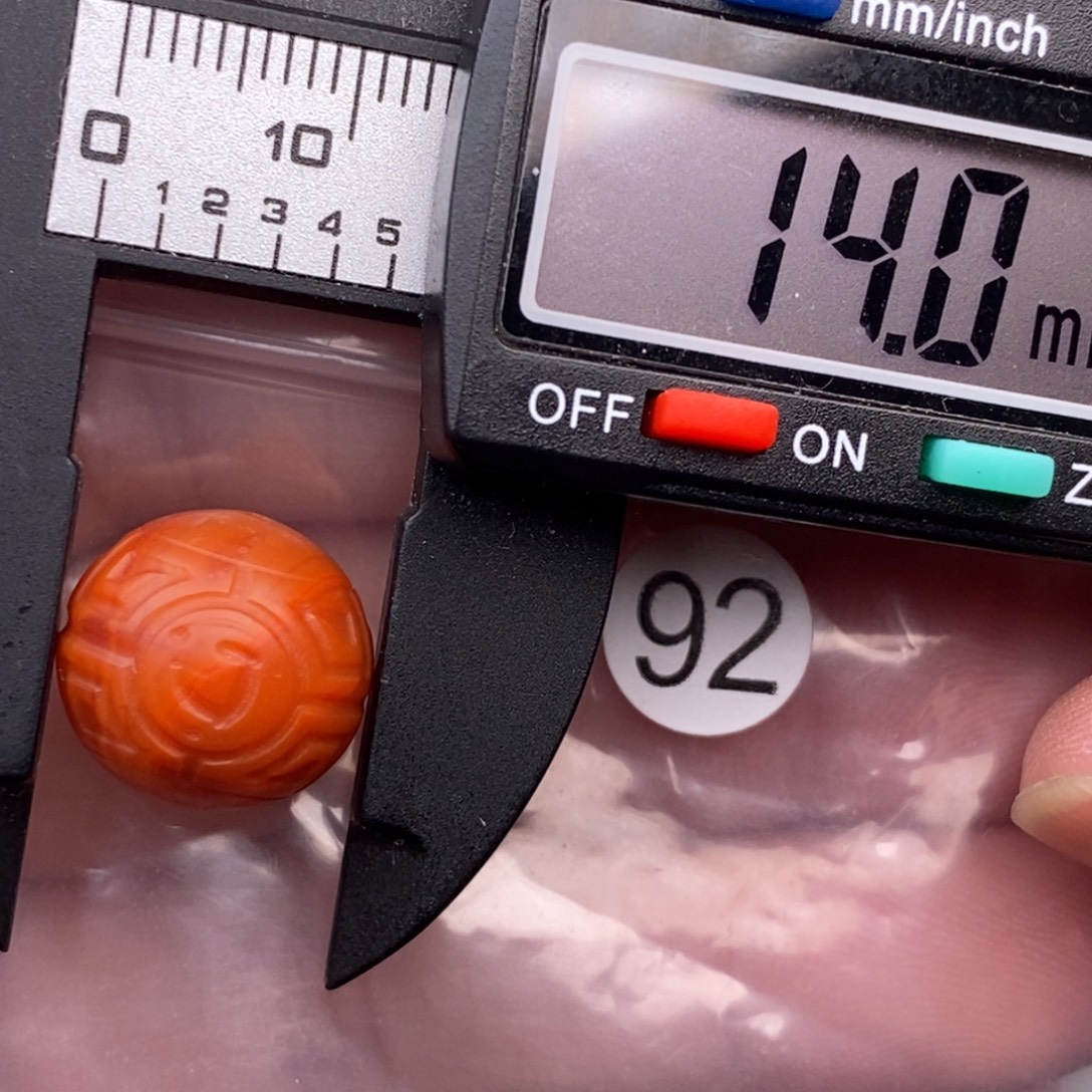 南红玛瑙未镶嵌配饰有瑕疵