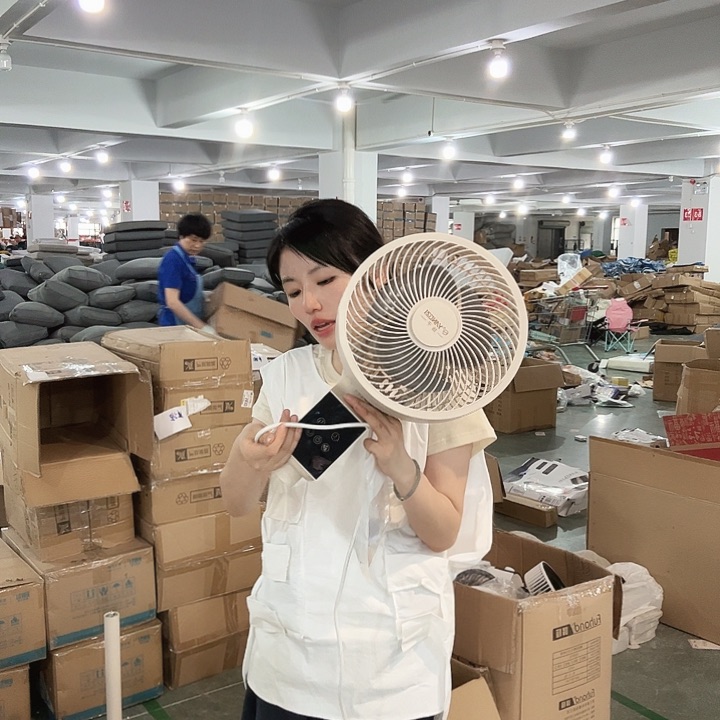 米杏色遥控电风扇发一瑕疵