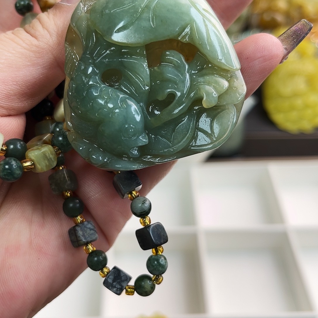 蛇纹石玉颈饰未镶嵌