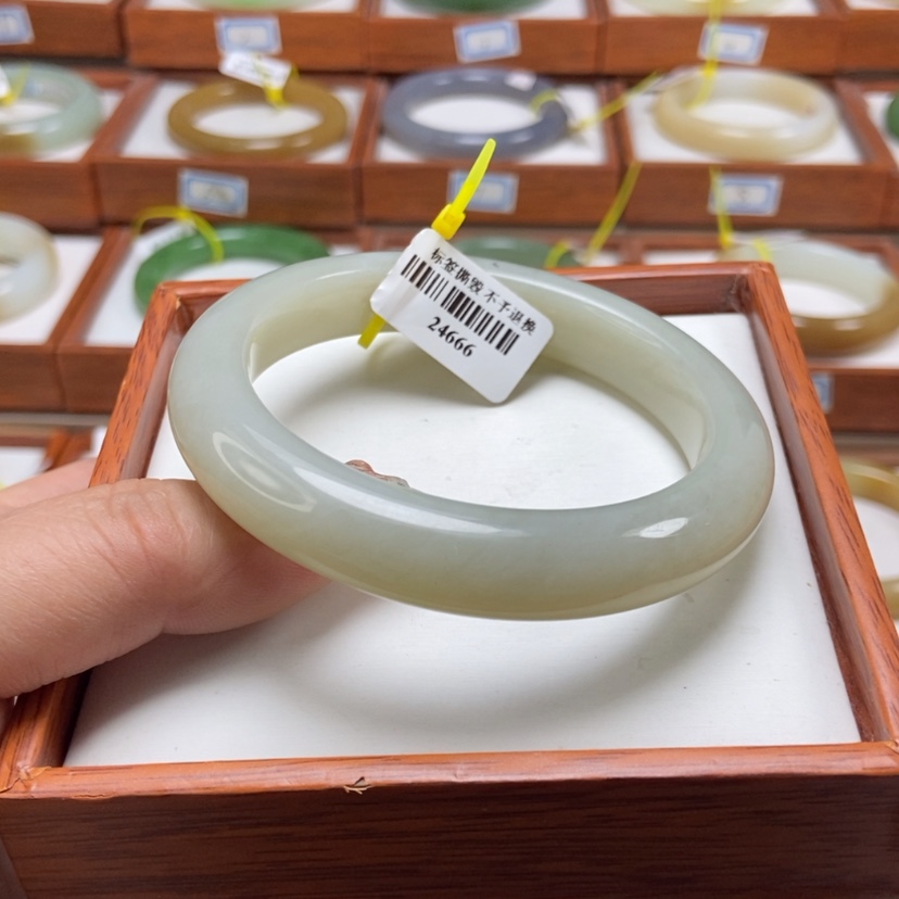 【闪购商品】和田玉手镯未镶嵌59