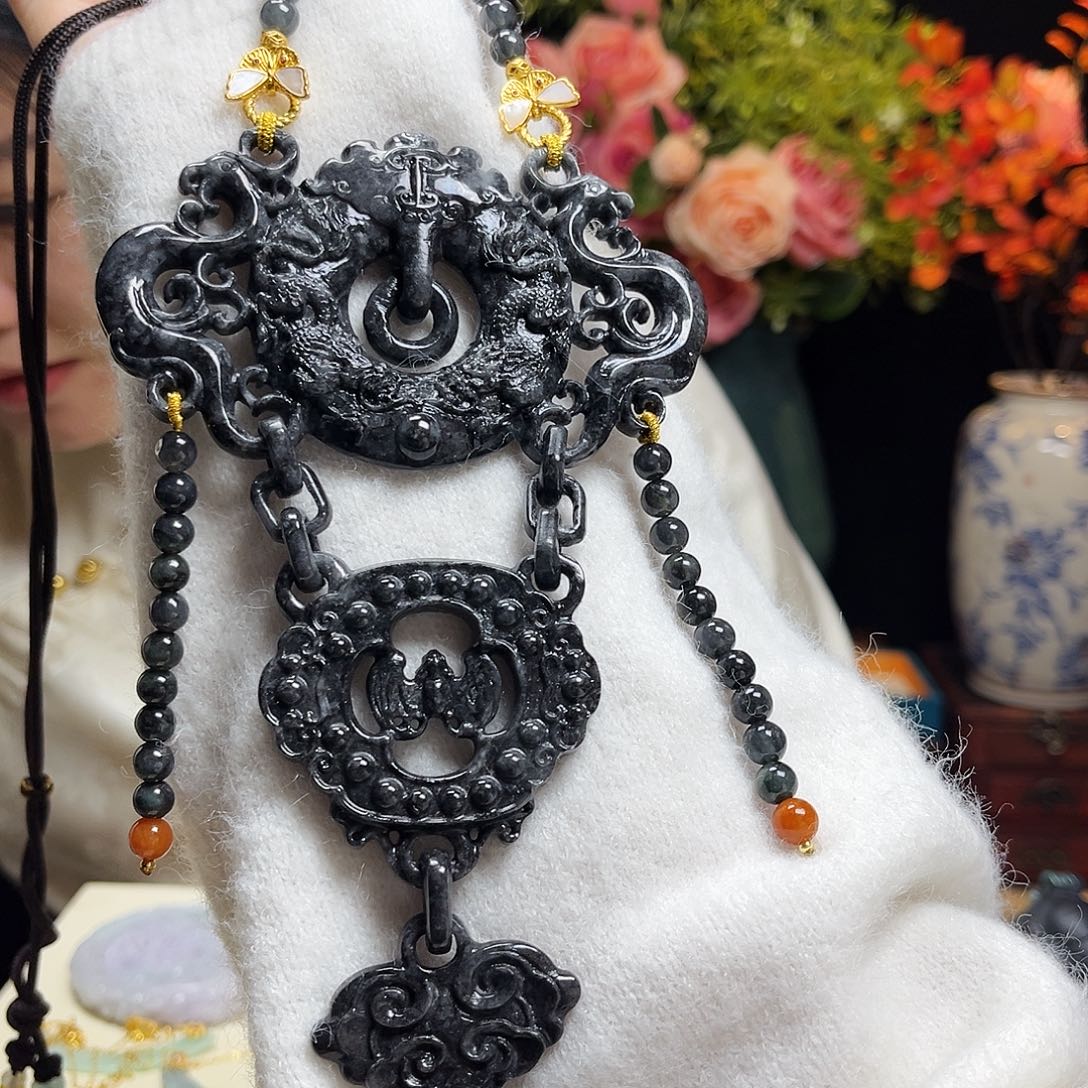 翡翠颈饰未镶嵌重工乌鸡龙凤