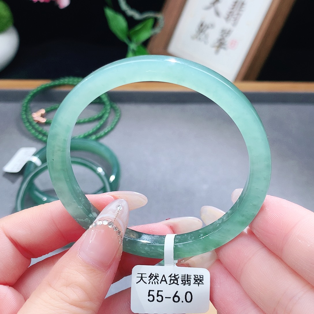 翡翠手镯（圆镯）未镶嵌