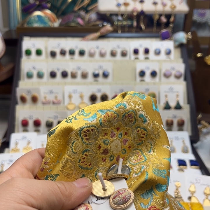 布艺合金椭圆形耳饰