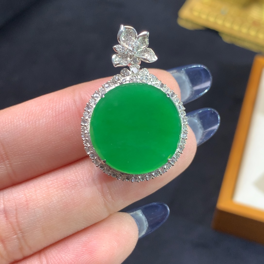翡翠挂件18K金镶嵌圆牌