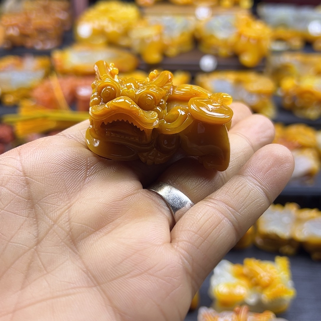 石英质玉（黄龙玉）未镶嵌颈饰