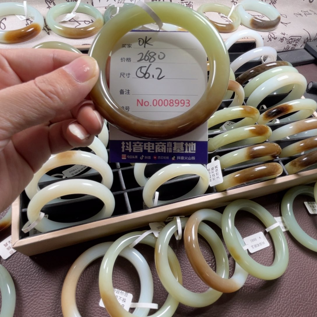 O***姐和田玉未镶嵌手镯