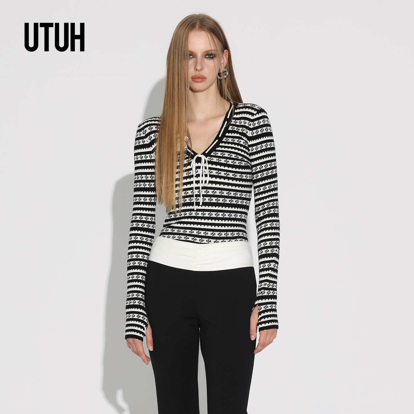 UTUH 小香短款修身黑白条纹V领秋冬套头针织衫TDWWW2Z481