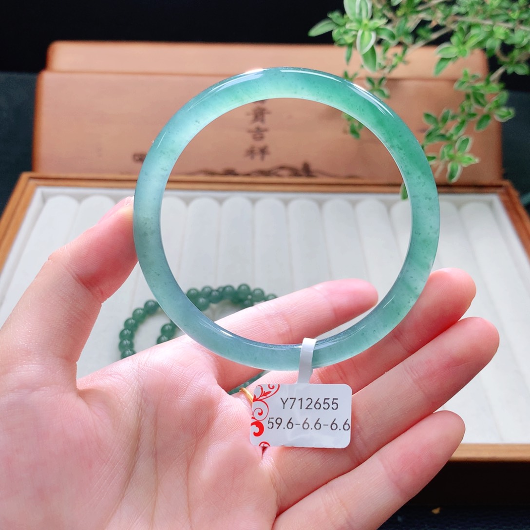 未镶嵌手镯（圆镯）翡翠