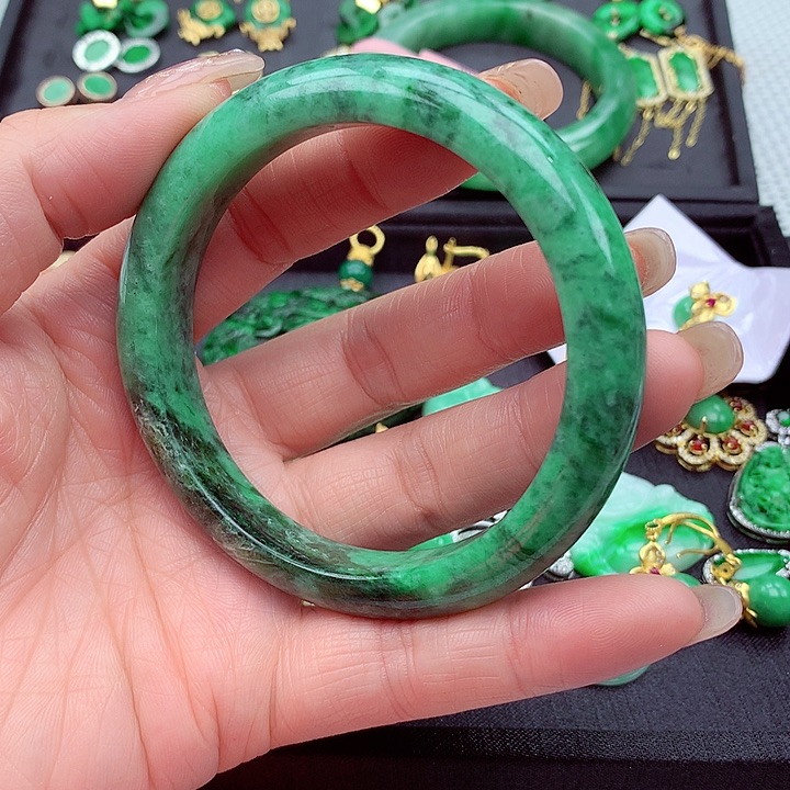 翡翠手镯未镶嵌翡翠