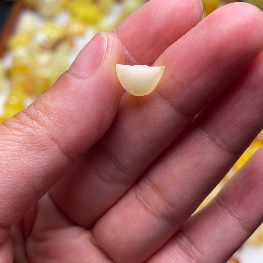 琥珀未镶嵌颈饰元宝白花