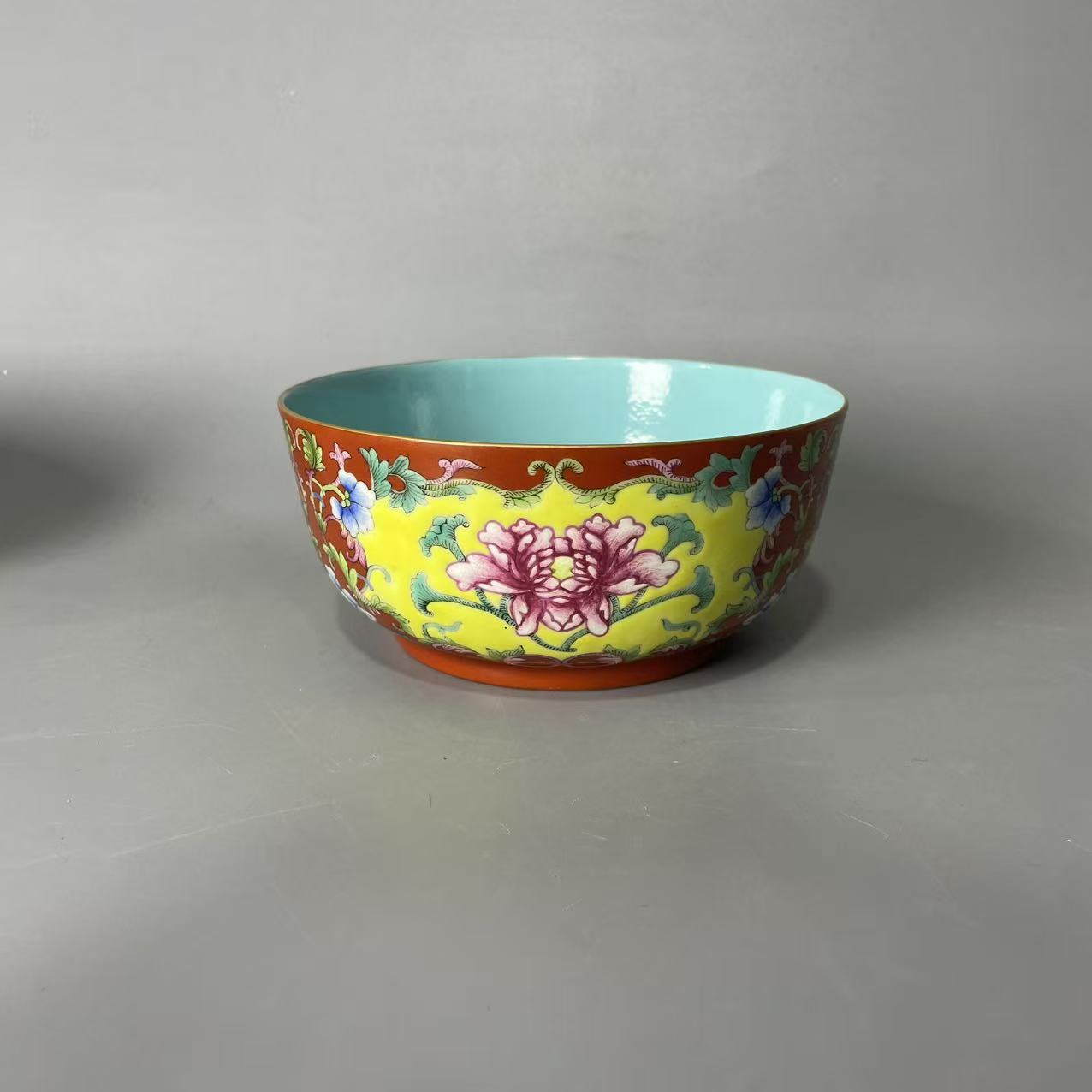 珊瑚红地粉彩牡丹花卉碗