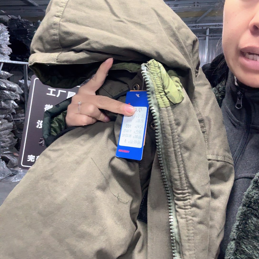 165军绿棉袄908。  