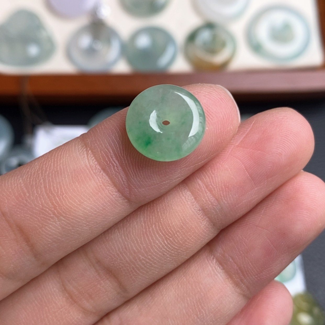 【闪购商品】翡翠颈饰未镶嵌阳绿小平安扣12.5-3.8