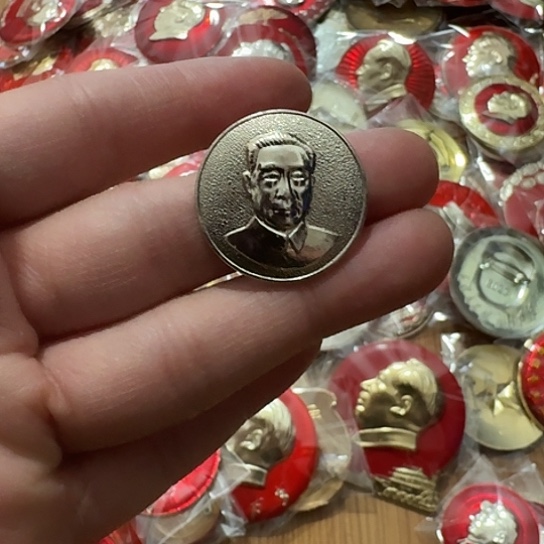 十***贰其他普通金属圆形红色人物像章