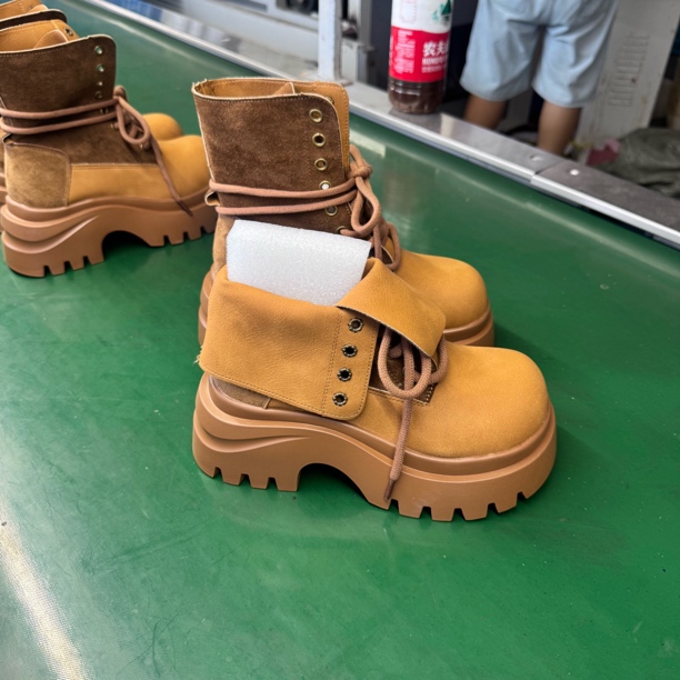 常规胶粘中跟高跟拼色夏季马丁靴秋冬修面皮复古