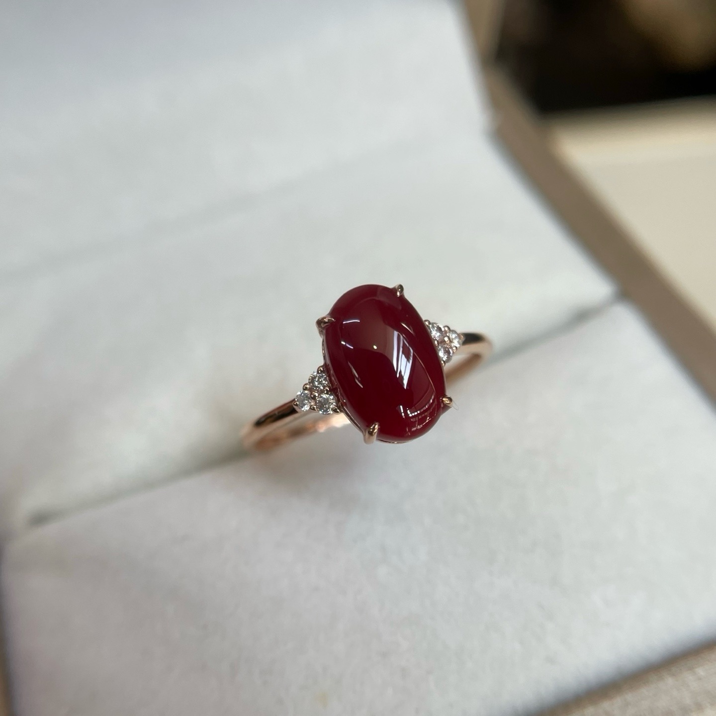 精选黑赤血阿卡蛋面18k金戒指点缀南非真钻品相完美裸石9.8x6.5mm