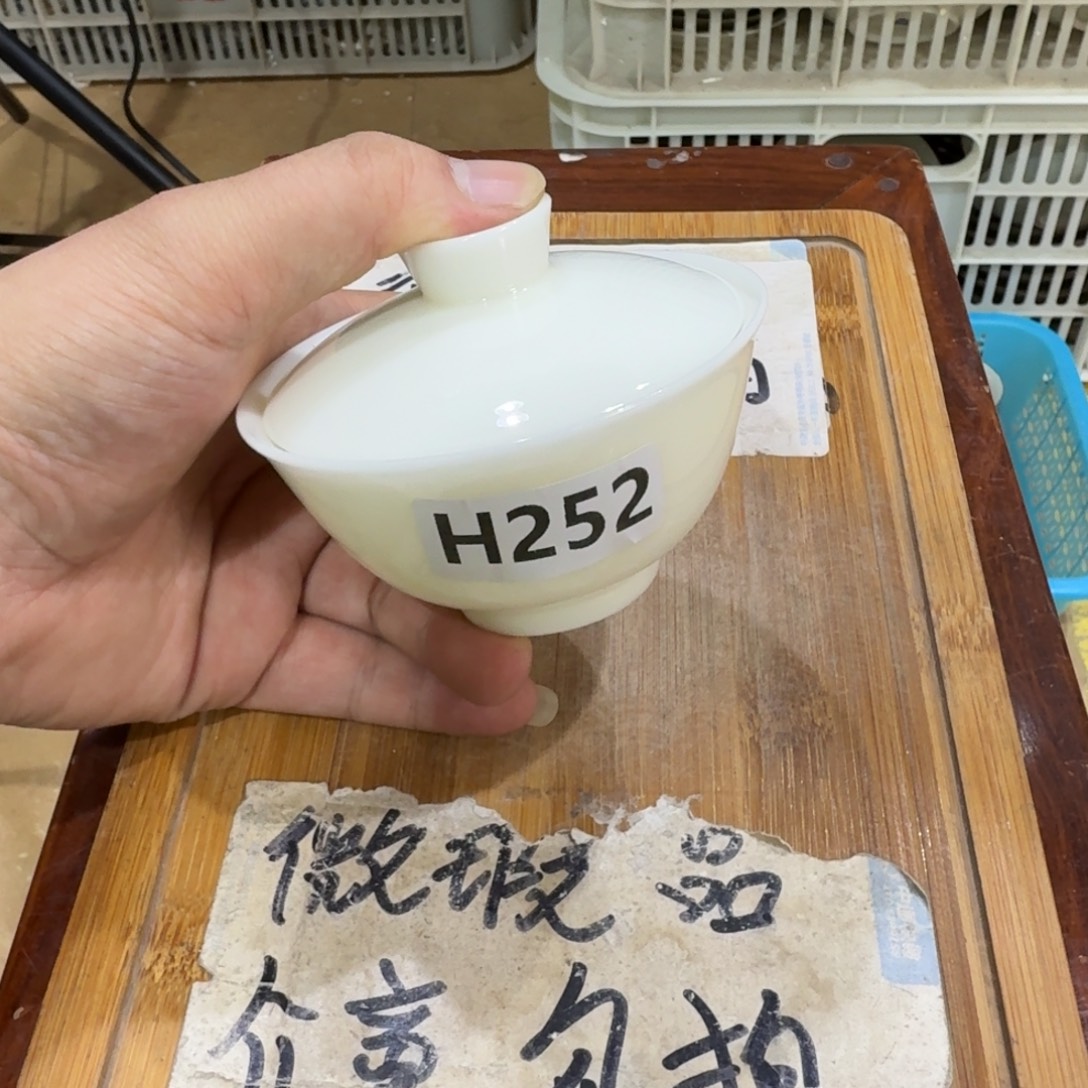 微瑕疵介意勿拍陶瓷器皿