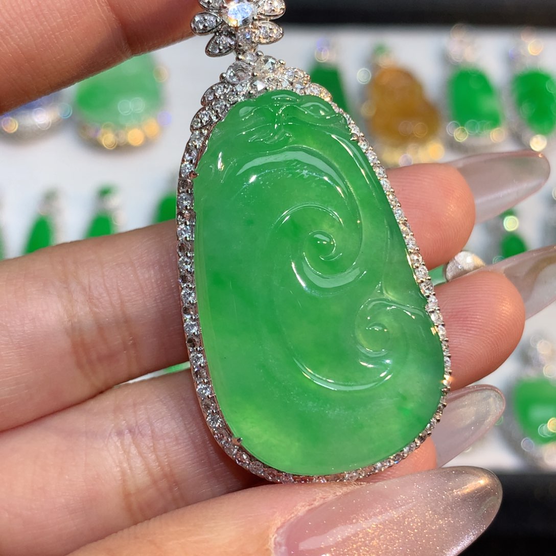 翡翠颈饰18K金镶嵌似***年翡翠