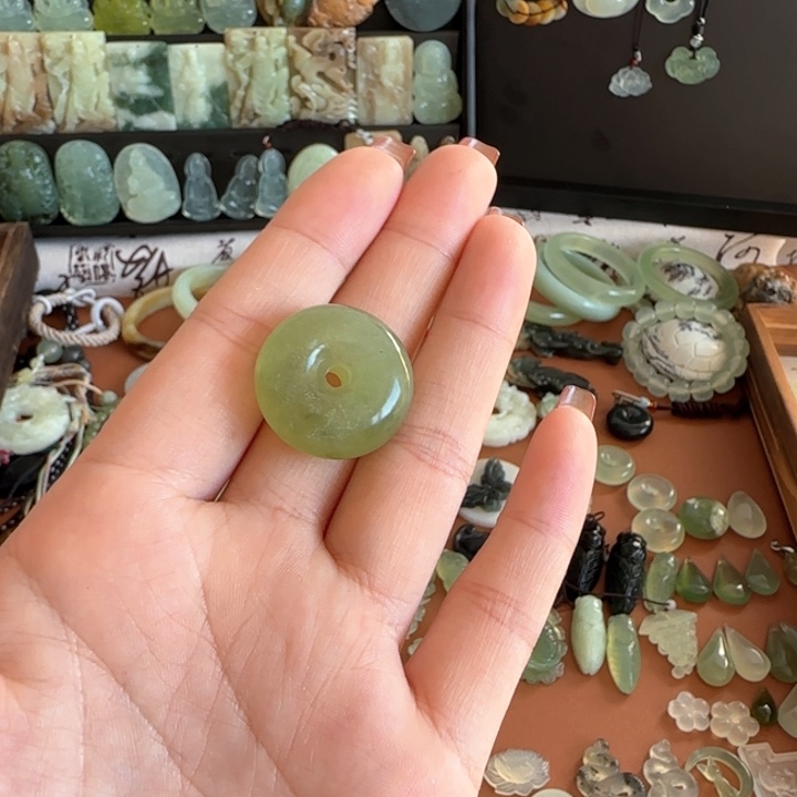 蛇纹石玉颈饰未镶嵌周*平安扣