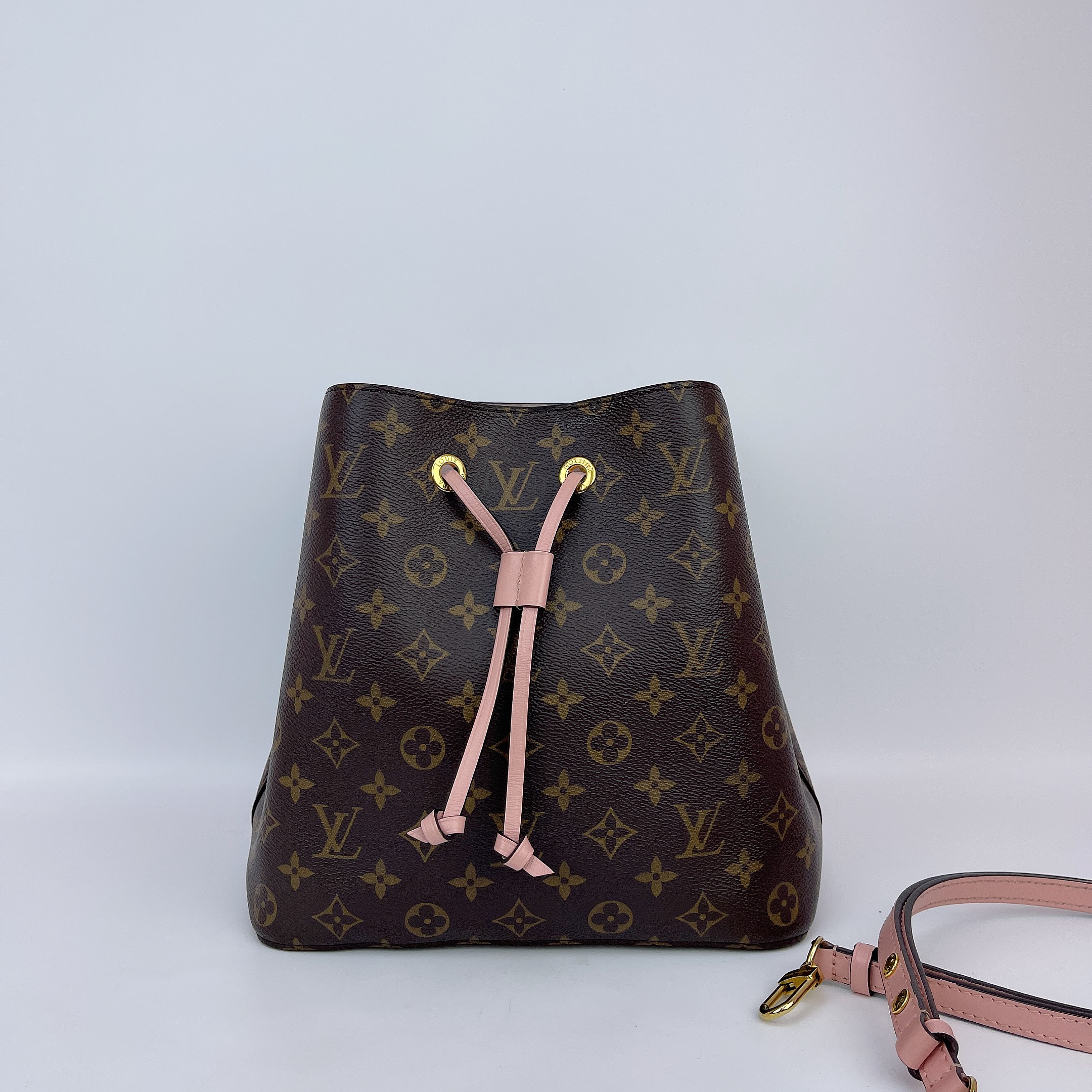 95新 LV LV 棕色抽绳粉桶芯片单肩包底长25 E324