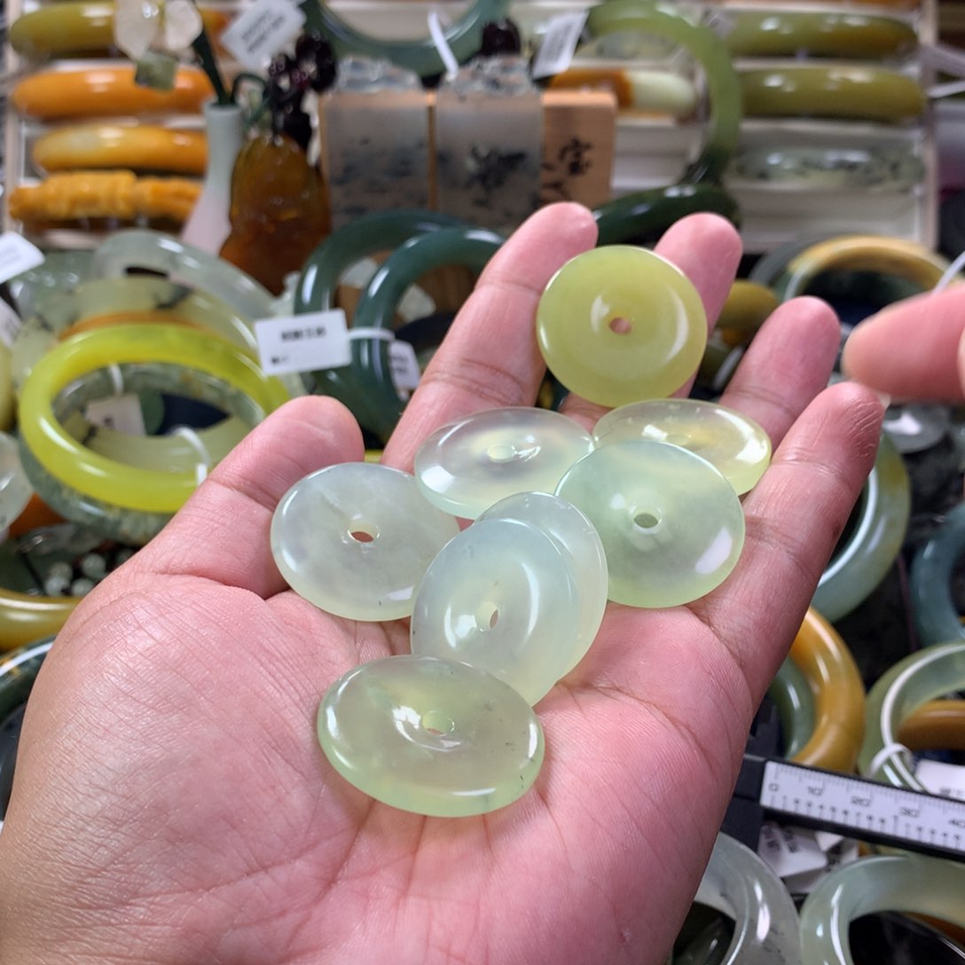 蛇纹石玉颈饰未镶嵌