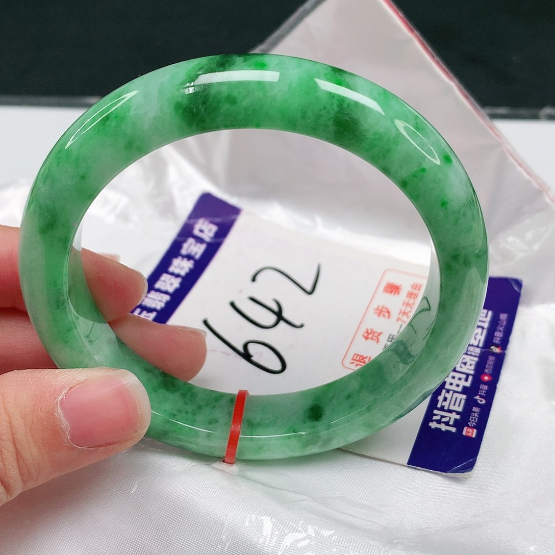 翡翠手镯未镶嵌翡翠